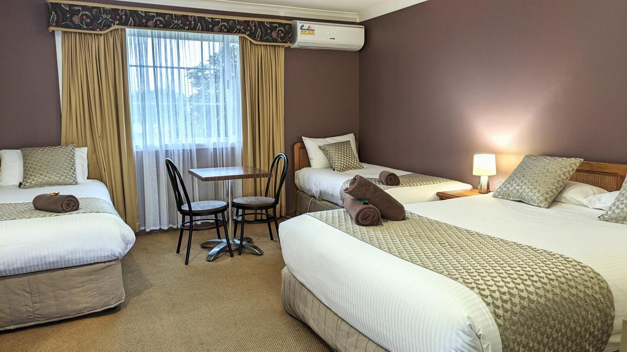 أوبيرون Highlands Motor Inn المظهر الخارجي الصورة